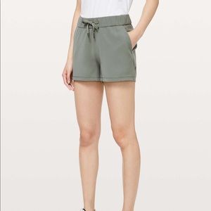 NWOT Lululemon On The Fly Short